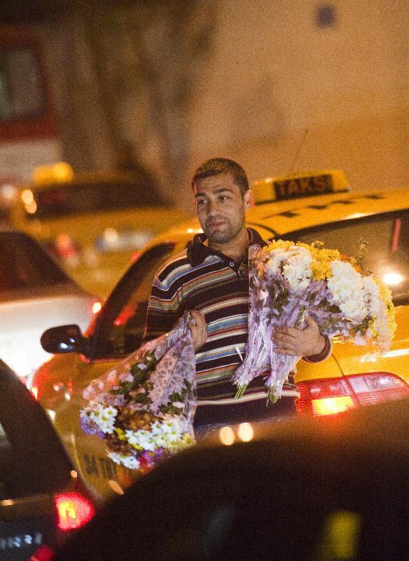 - ili Camii nnde halk otobs ve aracn kart kaza sonucunda ofrler tartmaya balyor. Binek aracn srcs, otobsn anahtarn alp blgeden kayor. Otobsn yedek anahtarna ulalmas bir saati geiyor. Halaskrgazi Caddesi'nde trafik duruyor.