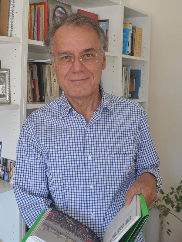 <p><b>ILDIRMADAN NCE SON IKI</b></p>  <br>T naat Fakltesi retim yesi Prof. Dr. Haluk Gerek yantlyor </br>    <p><b>stanbul'un trafii zlebilir mi?</b></p>  stanbul'da 2023'te her drt kiiden birinin otomobil sahibi olaca ngrlebilir. Bu durum iyi ynetilemezse, yaam kalitesi zerinde hava kirlilii, tkanklk, yol gvenlii ve iklim deiiklii etkileri gibi ykc sonular douracak. Motorlu ara saysndaki bu hzl art karlayacak yol, kavak, kpr ve tnel benzeri ulam altyaps yapmak, ekonomik ve evresel bakmdan srdrlebilir deil. , Trafik biraz rahatlaynca otomobil kullananlar artar ve insanlar daha uzun mesafelere, daha fazla yolculuk yapar. Buna 'kkrtlm trafik' ad verilir.  <p>Bugnk trafik kaosunda, srclerin de pay var . Yollarda denetim hemen hemen yok gibi. </p>  Srcler kentin ldrtan trafiinden kurallara uymayarak kamaya alyorlar. Denetim olmad iin bu davranlar yol kullanmn daha da ktletiriyor. Trafik polisleri hem sayca ok yetersiz, hem de trafikle ilgili basit gerekleri bile bilmiyorlar. Bilseler de deiik nedenlerle uygulamyorlar. Trafiin ynetimi ve denetiminin yerel ynetime verilmesi gerekir.