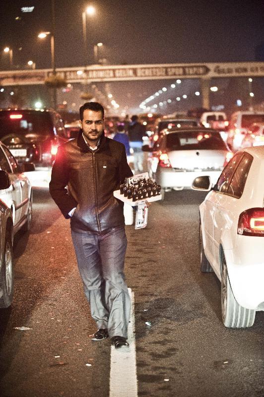 <p>- Cuma akam trafiinde Edirnekap ? Avclar arasndaki skntl trafiin iinden yayna balanan dinleyici, "Buraya ne oldu? Burada ne var? Yeter artk, sinirlerim yprand, saatlerdir trafik youn" diyerek alamaya balad. </p>    - Yayna balanan muhabirimiz saatlerdir Taksim ? Avclar gzerghnda olduunu ancak gitmek istedii yere ulaamadn belirtmiti. Arkadann 17.30'da Maltepe'den Ankara'ya doru yola ktn ve yaklak 4 saat sonra kendisini arayp eve geldiini sylerken "Benimle dalga geti" dedi.