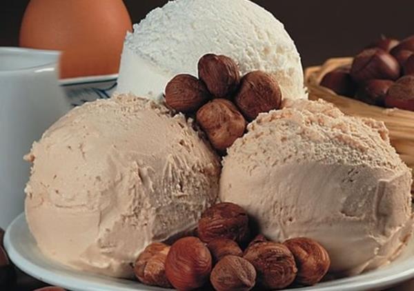 <b>Dondurma:</b> Dondurma sandnz kadar masum deil. Stl olduu iin az kalorili olduunu dnenler ok yanlyor. zellikle marketlerde satlan dondurmalardan yksek oranda eker, ek soslar, ya ve bamllk yapan yksek fruktozlu msr urubu ieriyor.