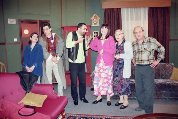 <p><b>Erdoan Dikmen</b></p>    Hayatn tiyatroya adam bir isimdi Erdoan Dikmen. Asl hreti 90'l yllara damgasn vuran "Bir Demet Tiyatro" ile yakalad. Ylmaz Erdoan ile Demet Akba'n sert babas 'Burhan Bey' tiplemesiyle hafzalara kaznd. 19 Mart 2002 akam ac haberi geldi. stanbul Kadky'deki evinde yalnz yaayan 64 yandaki Dikmen, 3 gn nce lmt. Binlerce seveni, onlarca oyuncu arkadana ramen bu dnyadan yapayalnz ayrld.