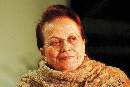 Arka arkaya geirdii ameliyatlar yznden yorgun dt, yatandan kalkamad. Komularnn yardm ile geiniyordu. Bu dramn sebebi ise, Emekli Sand'ndan ald maana kredi kart borcu yznden haciz konulmu olmasyd. Cerrahpaa Tp Fakltesi'nde safra kesesi ameliyat olan sanat, doktorunun istedii cihaz balamak iin biriktirdii 20 bin TL'nin zerini kredi kart ile tamamlad. Ancak borcunu kapatamad. Btn bunlara ramen onu en ok ykan vefaszlkt.  <p>Son rportajnda iini yle dkmt: "Sapasalamsan o zaman senden iyisi yok. Hayatm boyunca oynadm kt karakterlere inat iyi ve salkl hatrlanmak istiyorum."</p>