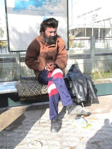 Akli dengesini kaybetti, sokaklara dt. Bir zamanlarn paylalamayan oyuncusu artk zmir'de otobs duraklarnda, banklarda sabahlyordu. 2003'te alkol bamllndan kurtuldu. Sonra stanbul'a geldi. Karayollar alanlarnn desteiyle hayatn srdrd fakat bu defa meskeni Beyolu sokaklaryd. En son Bykehir Belediyesi Darlaceze Mdrl sahip kt. 2011'de vefat ettiinde 58 yandayd