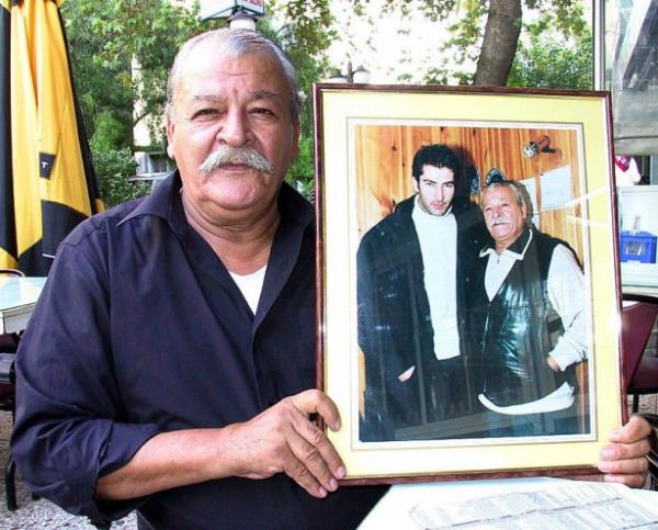 <p><b>Bilal nci</b></p>    Bilal nci, lise eitimini tamamladktan sonra sinemaya ynelen Bilal nci, kendini ksa srede ispatlad. "Ala Geyik", "Byk Yemin", "Beyaz Mendil", "Babann Olu" gibi unutulmaz eserlere imza att. Son dnemlerinde zmir'e yerleti. Ara sra dizilerde oynad. Yine bir ekim iin gittii stanbul'da can verdi. Yksek tansiyon ve eker hastas olan sanat, 15 Ekim 2005'te Beyolu'nda bir otel odasnda geirdii kalp krizi sonucu vefat etti. Yannda kimse yoktu.