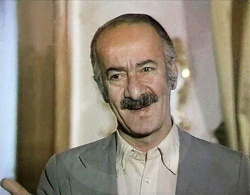 <p><b>Sami Hazinses</b></p>    1953'te Mahir Canova'nn ynettii 'Kara Davut' filmiyle sinemaya adm att. Sonraki yllarda Yeilam filmlerinin vazgeilmezi haline geldi. Oyunculuunun yan sra gfte ve beste almalaryla da adndan sz ettirdi. En bilinen eserlerinden biri, Mslm Grses ve brahim Tatlses bata olmak zere birok sanatnn seslendirdii "Derdimi Kimlere Desem" isimli arks. mrnn son yllarnda sefaletle tant. 23 Austos 2002'de hayata gzlerini yumduunda huzurevinde kalyordu.