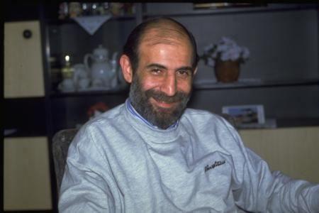 <p><b>Uurtan Sayner</b></p>     Ekranlarn en uzun soluklu dizisi Bizimkiler'de canlandrd "Cemil" karakteriyle tannan Uurtan Sayner, iktisat mezunu bir tiyatro ayd. Dizi bittikten sonra poplaritesini kaybeden Sayner, uzun sre i bulamad. Bir dnem kafe ileten oyuncu, 17 Austos depreminde evinden oldu. 1944 doumlu Sayner'in dram bununla da bitmedi. Ailesi tarafndan terk edildi, bir otel odasnda yaamak zorunda kald. Uzun sredir sesi soluu kmyor.