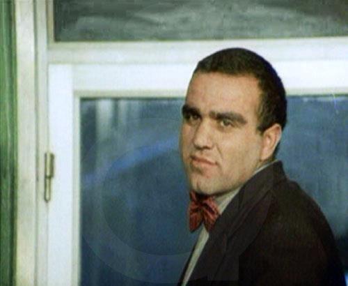 <p><b>Adnan Ayberk</b></p>  Kemal Sunal filmlerinin olmazsa olmaz Yadigar Ejder ya da Kuzu'nun da sonu pek farkl olmad. Gerek ad Adnan Ayberk?ti fakat arkadalar ona "Ay Yadigar" diyordu. Takvimler 14 Ocak 1992'yi gsterdiinde bir devir kapand.