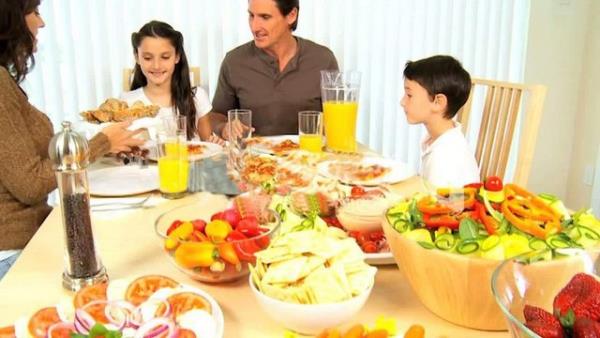 <b>Daha ok sebze ve meyve yiyin.</b> nlerinizden birini ki genellikle akam yemeini daha ok sebze ve meyve yemeye ayrn. Meyve ve sebzeler daha fazla lif ve su ierdii iin daha az kalori almanza yardmc olur.