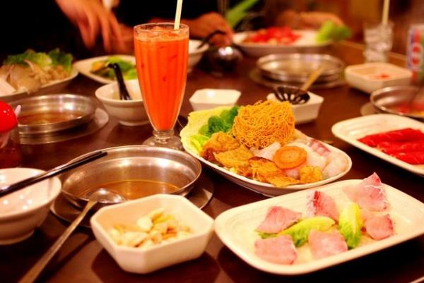 <b>Yemek tabaklarnz kltn.</b> Otomatik olarak daha az yemek yemek iin yemek tabaklarnz kltn. Bylece fark etmeden gnde 200 kaloriden ylda ise yaklak 10 kg kilodan kurtulabilirsiniz.