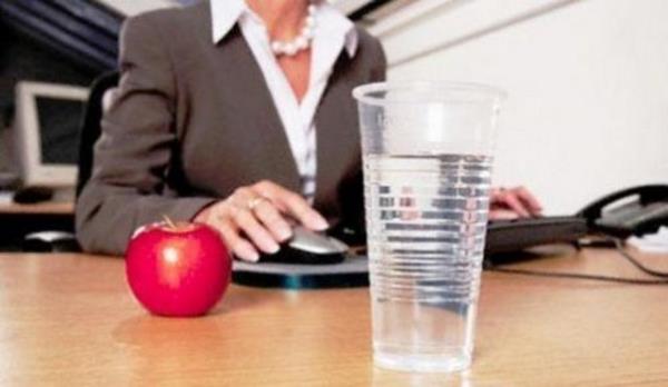 <b>Uzun bardaklar yerine ksa ve geni bardaklar kullann.</b> Meyve suyu, soda gibi tketeceiniz svlar ksa ve geni bardaklara koyarak tkettiinizde %25-30 orannda daha az kalori alrsnz.