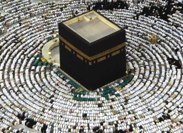 &#8220;Kendilerine ak yetler geldikten sonra ilgisiz davranan ve ihtilaf karanlar gibi olmayn. Bylelerinin payna den byk bir azaptr. O gn nice yzler ak kar, nice yzler de kararr. Yzleri kararanlara yle denir:     Siz inandktan sonra kfir oldunuz, deil mi? Kfir olmanza karlk, tadn u azab!&#8221;  Yzleri ak kanlar ise Allah&#8217;n ikram iinde olacaklardr. Onlar o ikram srekli greceklerdir. te bunlar Allah&#8217;n ayetleridir, bunlar sana btn gerekliiyle okuyoruz. Allah kimseye hakszlk yaplmasn istemez.&#8221;(Al-i mran 3/105-108)