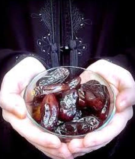 Kimler oru tutmakla ykmldr?    &#8232;&#8232;slam&#8217;n dier emirleri gibi oru da akl banda ve erginlik ana girmi tm insanlara farzdr. Ancak iman etmeden dier ibadetlerin bir anlam olmayacandan ncelikle oru tutacak kiinin slam&#8217;n istedii dorultuda iman etmi olmas gerekir.     Dolaysyla akl banda, blu (erginlik) ana ulam olan, yolcu veya hasta olmayan her mslman oru tutmakla ykmldr. Erginlik ana ulamam ocuklara, alkanlk kazandrmak iin oru tutturulabilir. Bu amala hediyeler verilebilir. Ancak oru tutmadklar takdirde tehdit, azarlama ve hatta cezalandrma yoluna gidilemez.