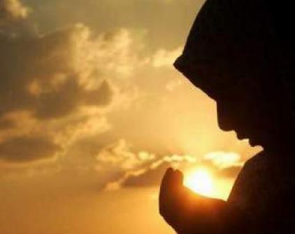 Soru: Ramazan orucuna ne zaman ve nasl niyet edilir?    &#8232;&#8232;Cevap: Ramazan gn hasta ve yolcu olmayanlarn oru tutmalar Allah&#8217;n kesin emridir. Bu sebeple niyet etsin veya etmesin, her mslman tan yerinin aarmasndan Gnein batmasna kadar bir ey yiyip iemez ve eiyle cinsel ilikiye giremez. Mslmanm diyen bir kiinin oru tutmamas diye bir ey olamaz.