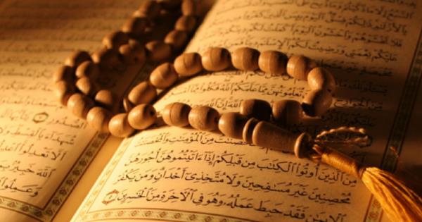 &#8216;Kendilerini aldatrlar&#8217;    Demek ki, kfir; kendinde olan doru inanc gizleyen kiidir. Allah&#8217;a inanmayan kii, onu yok sayan kii deildir; ona gerei gibi gvenmeyen kiidir. Baz szlerini doru saysa bile btn szlerini yerinde ve doru grmez. Allah&#8217;a tam teslim olamaz. &#8220;Allah ne diyorsa odur&#8221;, diyemez. Yani Mslim olamaz. nk Mslim, Allah&#8217;a teslim olan kii demektir.   Biz ona mslman diyoruz.     Kfir diye nitelenen kiilerin, &#8220;benim kalbim temiz, Allah iimi biliyor, kimse bana kfir diyemez&#8221; eklindeki tepkileri bundandr. Bunlar gizledikleri iman kendileri bildii iin onunla kendilerini aldatyorlar. Allah&#8217;n yannda kendilerini veya bir bakasn da sz sahibi saydklar iin hem mrik hem de kfir oluyorlar.