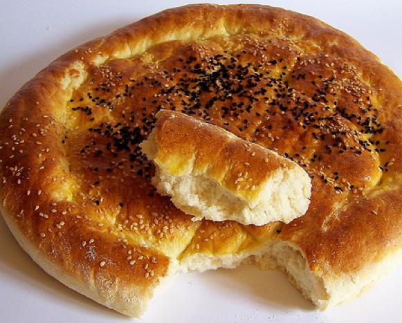 Oruluya yasak olan eylerin Kur-an&#8217;da dayana var mdr?&#8232;&#8232;    Evet vardr. Zaten temeli Kur-an&#8217;da olmayan hibir eyin dinimizde yeri yoktur. Bakara suresinin 187. Ayetinde yle buyurlur: Orulu gnlerin gecelerinde kadnlarnzla iliki size helal klnd.