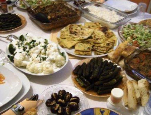 Oru nasl tutulur?&#8232;&#8232;    ncelikle Ramazan aynn banda bu ay orulu geirmek zere iten karar verilir. Bu karar Yce Allah&#8217;a verilen bir szdr ki dini literatrde ad niyettir. Her sabah imsak vaktinden balayp iftar vaktine kadar yeme, ime ve bu anlama gelebilecek her trl davrantan uzak durulur.     Ayrca kii her trl cinsel ierikli davranlardan da kanr. Bu kurallara uyup iftar vaktinde orucunu atnda o gn orulu geirmi saylr.