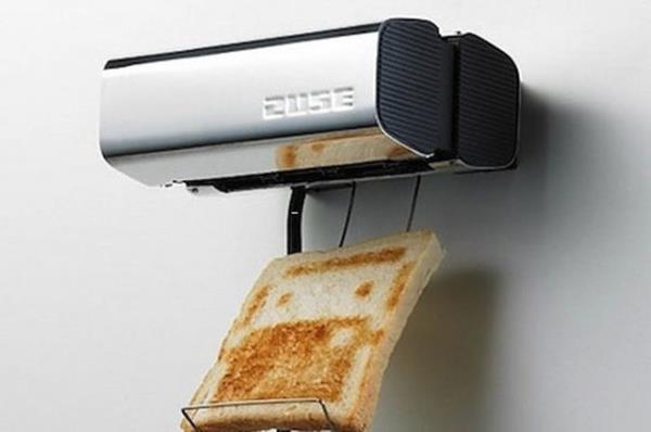 Ve duvara monte edilmi baka bir mutfak aleti. Tost makinesi.