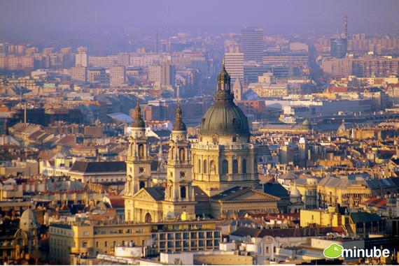 <p><b>50. Budapete - Macaristan</b></p>  Tarih boyunca grp geirdii saysz imparatorluktan hala izler tayan Budapete, Avrupa'nn en gzel ehri olarak kabul ediliyor. Budapete'den mutlu bir ekilde ayrlmak istiyorsanz esiz gece kulplerini ve ehirdeki scak su kaplcalarn mutlaka gezmelisiniz.