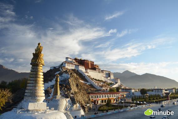 <p><b>4.) Lhasa, in </b></p>   Tibet Budizmi'nin ruhani merkezi olmas ve Himalayalar'n sarp kayalklar arasnda kalan tts kokulu manastrlar ve saraylaryla yeryyndeki unutulmaz grkemli ehirlerden biridir.