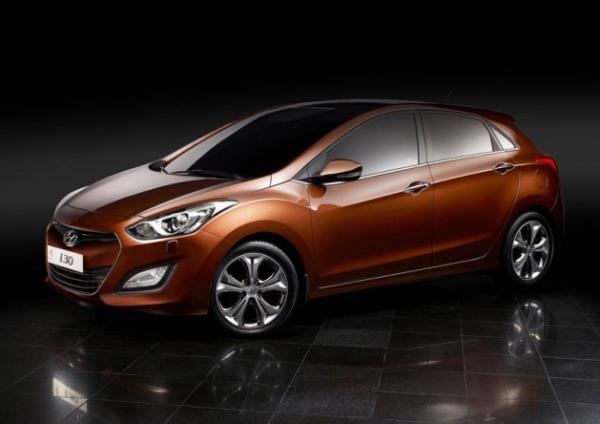 Aydnlatmal, soutmal ve olduka geni torpido gz, dikiz aynasndaki geri gr kameras ekran gibi i donanm gz alcdr.