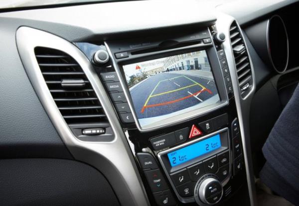 Standart donanmlarn yan sra yeni 30' da karmza kan boyun yaralanmalarn nleyen aktif n koltuk balklar, src diz hava yast, elektronik park freni gibi gvenlik etkenleri n plandadr.