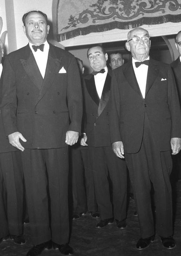 <p>Partinin kendini feshetmesinden sonra CHP'ye geen Menderes, 1931 seimlerinde Aydn milletvekili seildi. </p>    smet nn ile "iftiyi Topraklandrma Kanunu" grmeleri srasnda ayr dnen Menderes, parti ii muhalefetten dolay 1945 ylnda CHP'den ihra edildi.