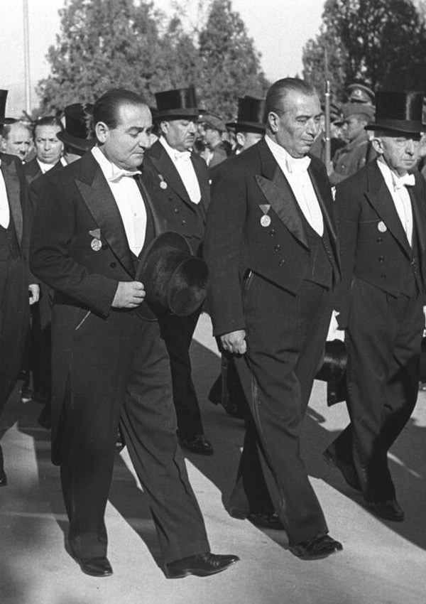 Menderes dneminde, paralara mevcut cumhurbakannn resminin baslmas uygulamasn kaldrld. Bu uygulama ile ilk cumhurbakan Mustafa Kemal Atatrk'n resimleri tekrar paralara baslmaya baland