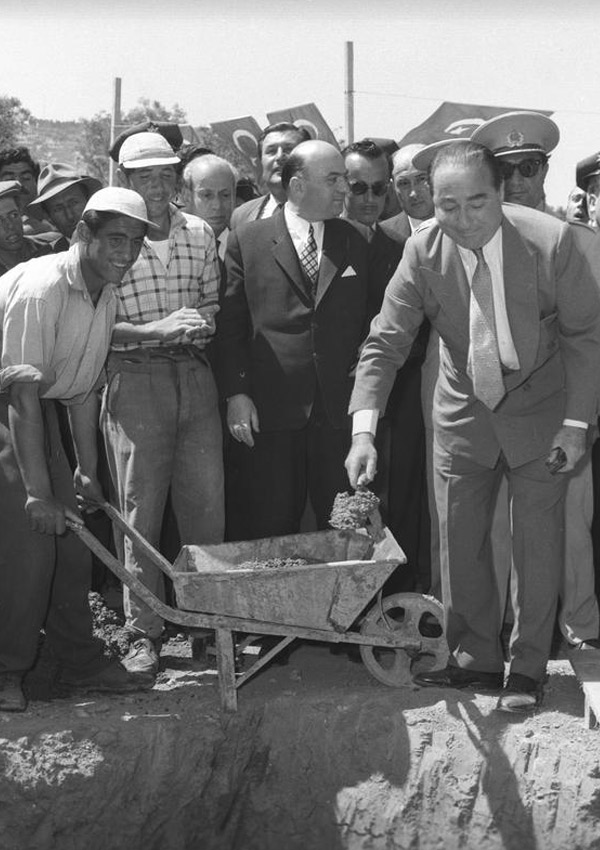 BMM bakanlna Refik Koraltan, cumhurbakanlna DP Genel Bakan Celal Bayar seilirken, yeni hkmet ise Adnan Menderes babakanlnda kurularak 22 Mays'ta greve balad. Kprl bu kabinede dileri bakan oldu.    <p>- Atatrk'n resmi yeniden paralara baslmaya baland</p>