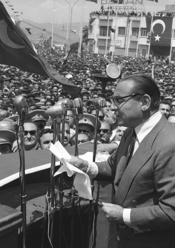 Menderes, CHP'den birlikte ihra edildikleri arkadalar Cell Bayar, Fuad Kprl ve Refik Koraltan ile 7 Aralk 1945'te Demokrat Parti'yi (DP) kurdu.    <p>1950 ylnda seimlerden nce Seim Kanunu deitirilerek, yarg gvencesi ve "gizli oy - ak tasnif" sistemi getirildi.</p>