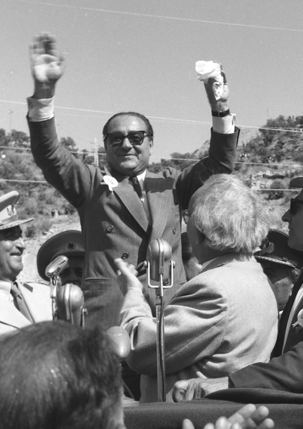 Adnan Menderes'in 10 yllk babakanlk dneminde Trk i ve d politikasnda byk deiimler oldu.    <p>Birinci Menderes Hkmeti'nin ilk icraat "fazla masraf olduu" gerekesiyle devlete ait otomobilleri satmak oldu.</p>