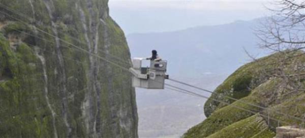 UNESCO Dnya Kltr Miras Listesi'ne 2004 ylnda alnan Meteora, gizemli atmosferi nedeniyle 1981 ylnda "For Your Eyes Only/Yalnz Senin Gzlerin in" adl James Bond filmine de ev sahiplii yapt.