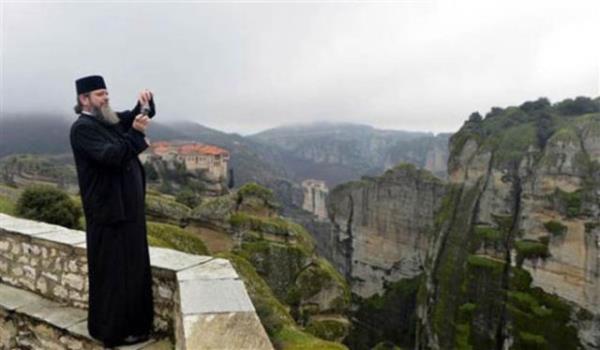 Blgede, evrede yaayan keilerin manastrlarn ina edildii talar, ip ve sepetlerden oluan ilkel asansrlerle bazen de plak elle trmanarak uzun srede kayalklarn zirvesine tad anlatlyor.