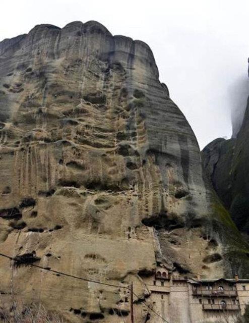 blgenin hemen yannda bulunan "Kalambaka" kasabasnn adnn tepelerde kurulu manastrlar kale sanan Osmanl askerlerinin birbirlerine "Kaleye bak!" demesinden geldiine inanldn sylyor.