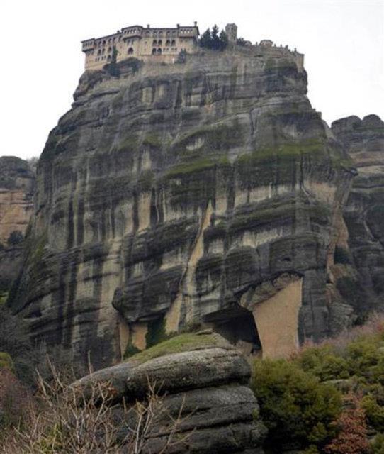 9. yzyldan itibaren blgede bulunan ulalmas imkansz gibi gzken kayalklardaki maaralara trmanarak, burada yaamlarn tek bana srdrerek inzivaya ekilmeyi tercih etti.
