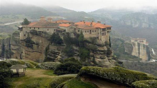 Kayalklarn zirvesine ina edilen ok sayda manastrn yer ald Yunanistan'n Trikala Blgesi'ndeki "Meteora" kenti, ziyaretilerini adeta gkyzne doru bir yolculua karyor.