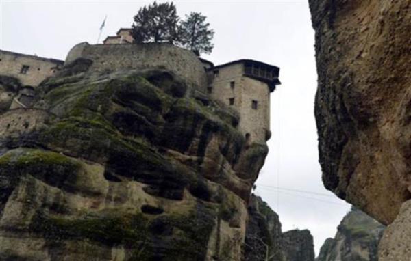 Kalambaka ve Kastraki kasabalar arasnda kalan milyonlarca yl nce bir i deniz olan blgede, youn su hareketleri, rzgarlar ve s deiikliklerinin yaratt anma sonucu bazlar 550 metre ykseklii bulan dz ekilli sarp kayalklar olutu.