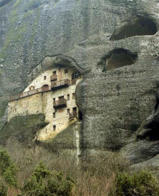 Yunancada "gklere asl" anlamna gelen Meteora'daki manastrlarn ina edilmesi ise 11. yzylda balad.