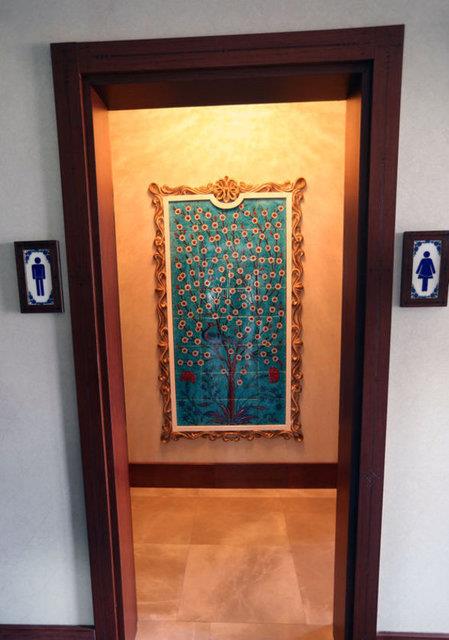 Seramik zerine ilenen haritada Trklerin yaad blgeler ile bunlarn balant kurduu baz ulus ve lkeler gsteriliyor. Konutta gze arpan bir baka simge de "Hayat Aac".