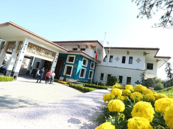 Yklan eski binann yerine yaplan yeni TBMM Bakanl konutu 8 milyon TL'ye mal oldu. Enerji kaybn en aza indiren mimarisi nedeniyle "yeil bina" sertifikas almas beklenen konutta stanbul ta ve Karaman mermeri kullanld.