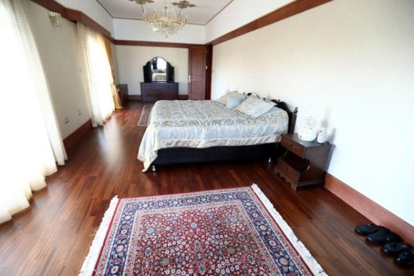 Terliinden havlusuna kadar tm eksiklikleri giderilen binada zel desenli hallar ve iniler kullanld. Meclis Bakan'nn ikameti iin hazrlanan blme tmyle eski konutun mobilyalar konuldu.