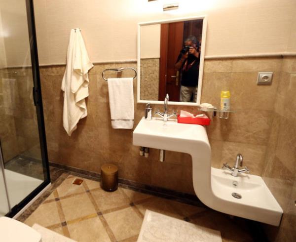 Bu blmde ayak ykamak iin bir abdest lavabosuna yer verildi. Resmi kabul ve yemeklerin verilecei salonlarda zel retim hallar kullanld. st kat ise kilimlerle donatld.