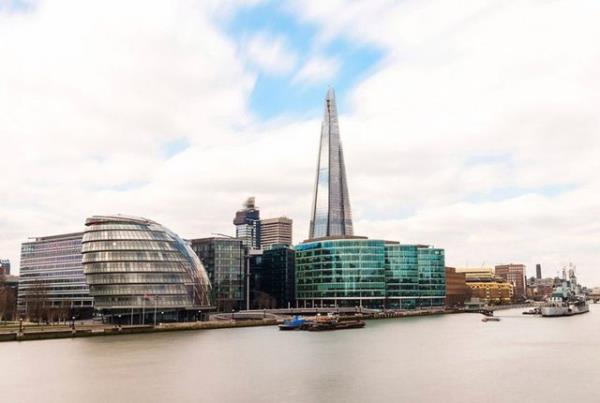"Shard" gkdeleni ve Londra City.