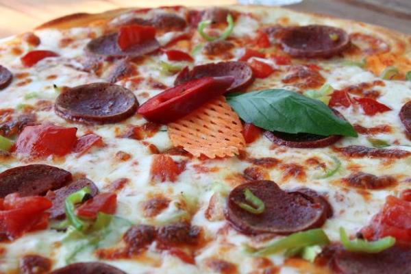 <p>LENM ETLER</p>                      <p>              Proteinler kaslarn yap talardr ve vcut fonksiyonlarnn dzgn almas iin gereklidirler. Et yksek kaliteli protein kaynadr merkezi sinir sistemi fonksiyonlarnn devamll iin gereklidir fakat salam, sosis, sucuk, pastrma gibi ilenmi et rnleri doal proteinlerin aksine ters etki gstererek sinir sisteminde hasara yol aarlar. Bunlarn yerine balk ( ton bal ve somon ), st rnleri, ceviz ve yal tohumlar gibi doal ve yksek kalite protein kaynaklar da etin yan sra tercih edilmelidir.  </p>