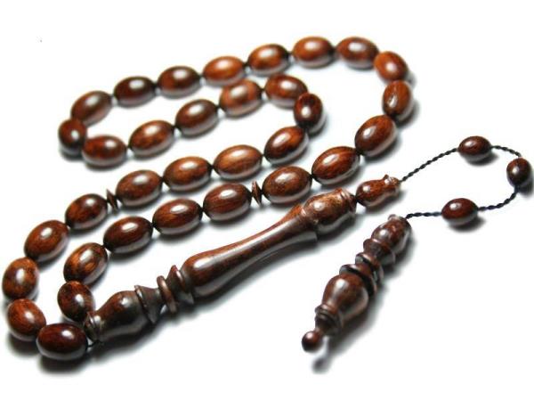 <p><b>Kuka aacndan yaplan tespihler</b></p>    En ok tercih edilen dier bir tespih ise kukadr. Ham maddesi Hindistan cevizi gibi yabani bir ekirdektir. Osmanl zamannda hekimlerin kullanm olduu bir tespihtir.