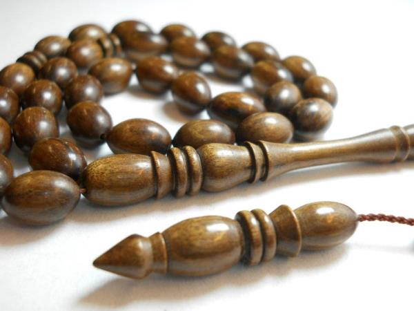 <p><b>Pelesenk</b></p>    Osmanl zamannda sadrazamlarn kulland bir aatr.    <br>Msrllar zamannda ise len zengin kiilerin sandukasn yapt bir aatr.</br>