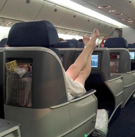 <p>Baz yolcular var ki hostesler onlara kar aresiz...</p>    Uak yolcularnn gizlice ektii ve internette hzla yaylan fotoraflar, yolcularn uaklardaki irkin davranlarn gzler nne serdi. te o fotoraflar...