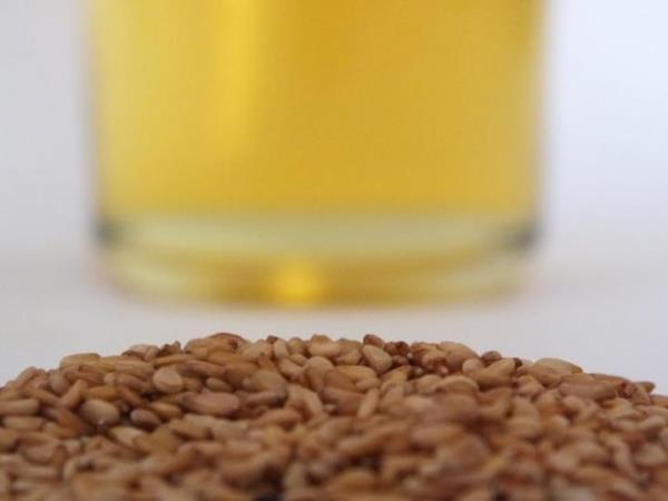 <br><b>Susam ya, salar grletiriyor:</b></br>   Susam ya, kaynatlarak srldnde sa grletiriyor. Ancak tek zellii bu deil. Salar abucak uzatp, yumuatyor. Ayrca kepein de dman.