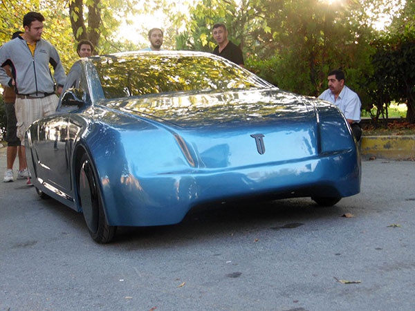 Sz konusu aracn 2 ay nce TBTAK tarafndan dzenlenen ve 30  niversiteden elektrikli aralarn katld Elektro Mobil Yarmasnda birinci  seilerek "en verimli ara" unvann kazandn hatrlatan Zurnac, aracn motor  ve batarya ksm dnda tm retimi ile tasarmnn yerli olduunu dile getirdi.