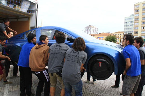 Zurnac, aracn yollarda vatandalarn ve srclerin ilgisini  ektiini, insanlarn tasarm yzde 100 yerli bir otomobil retilmi olmasndan  dolay mutluluk duyduunu ve hatra fotoraflar ekindiklerini syledi.