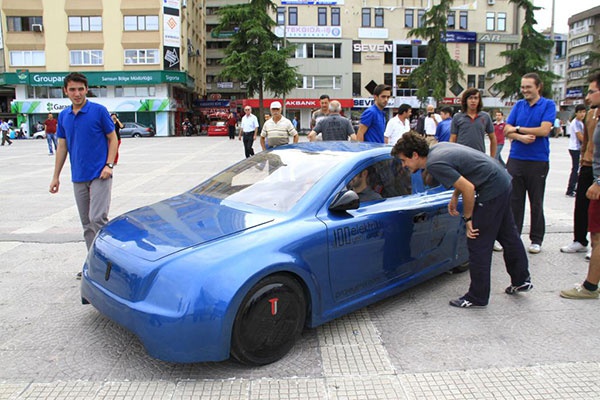 "ok mutluyuz. Elektrikle alan bir otomobil yaptmz ve bu ara  ile 500 kilometre gibi uzun bir menzili tek arjla katedebildiimiz iin. Bizi  destekleyen herkese ok teekkr ediyoruz. Bizim aracmz 500 kilogram  arlnda, maksimum 4 yolcu kapasitesi var. Tek arjla 500 kilometre yol  gidebiliyor. arj istasyonu yannda olduunda 4 saatte arj olabiliyor.